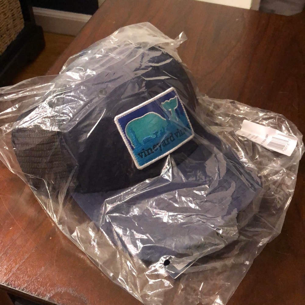 NYC vineyard vines trucker hat